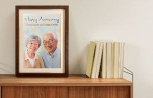 結婚記念日の似顔絵プレゼントの展示例。優しい両親の雰囲気が伝わる色合いで描かれた似顔絵作品。