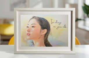 誕生日記念の似顔絵プレゼントの展示例。目的に向かって遠くを見つめるような女性の表情を優しく明るい色彩で包むように描いた似顔絵作品。