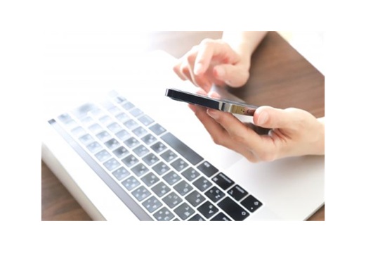 �p�\�R���ƃX�}�z�𑀍삷�鏗���̎�