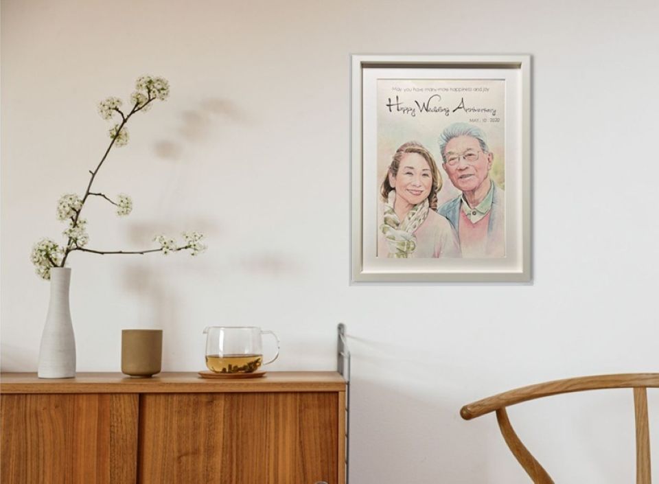 両親への似顔絵プレゼント展示例。水彩の優しい色彩がお部屋にあたたかく存在する似顔絵。