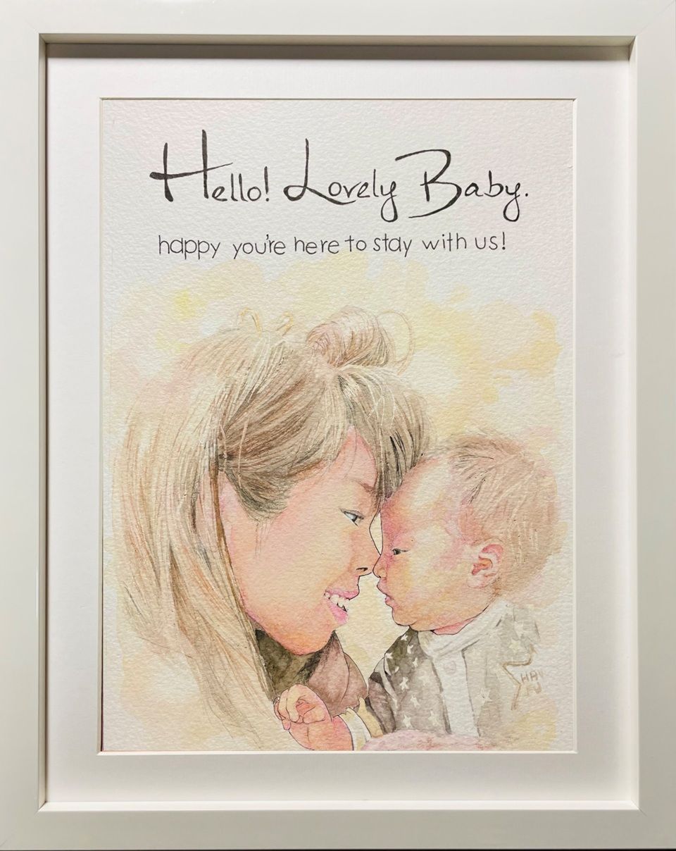出産祝いの似顔絵。ふんわりタッチで描いた母子のあたたかみがある似顔絵。