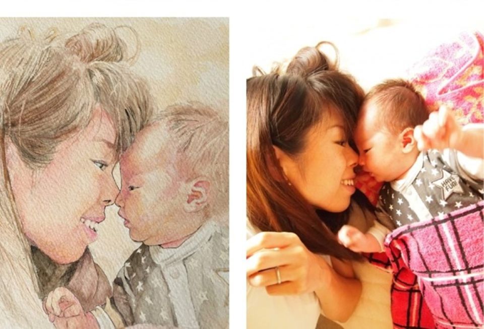 出産祝いの似顔絵アップと参考写真比較。お顔はそっくりに、優しいタッチと柔らかい色彩で愛情を表現した似顔絵作品。
