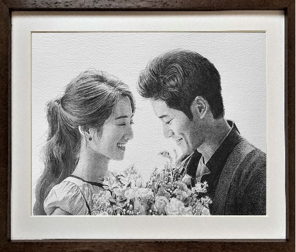 結婚記念日の鉛筆画の似顔絵アップ。髪の毛の1本1本まで細かく描き込んだ高品質な作品。 結婚記念日の鉛筆画の似顔絵アップ。髪の毛の1本1本まで細かく描き込んだ高品質な作品。