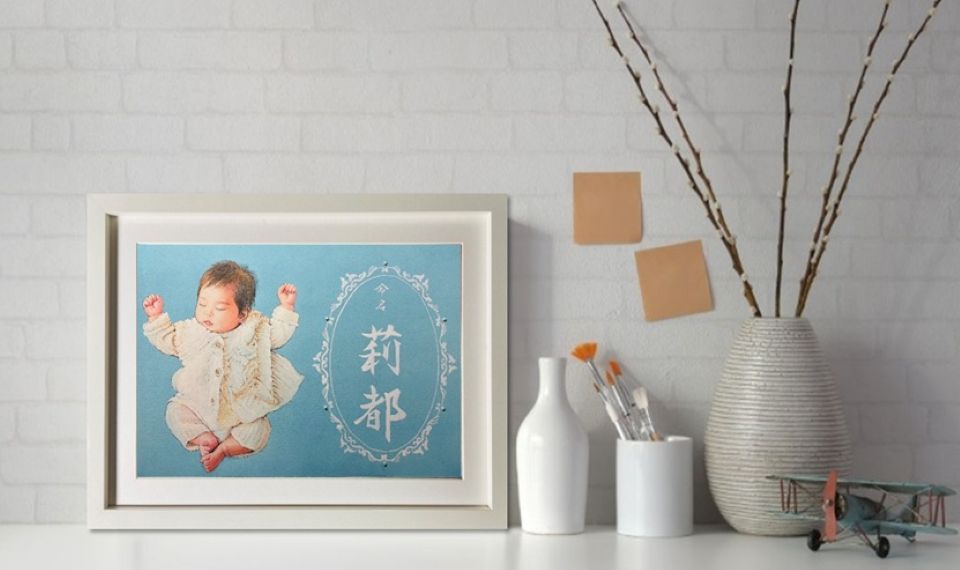 �o�Y�j���̎���G�B�������W����B�f�U�C�������ӎ������A�p�E�_�[�u���[1�F�̔w�i�ƐԂ����̔��F�Ƃ̑Δ䂪�A�����ǂɉf�����i�B