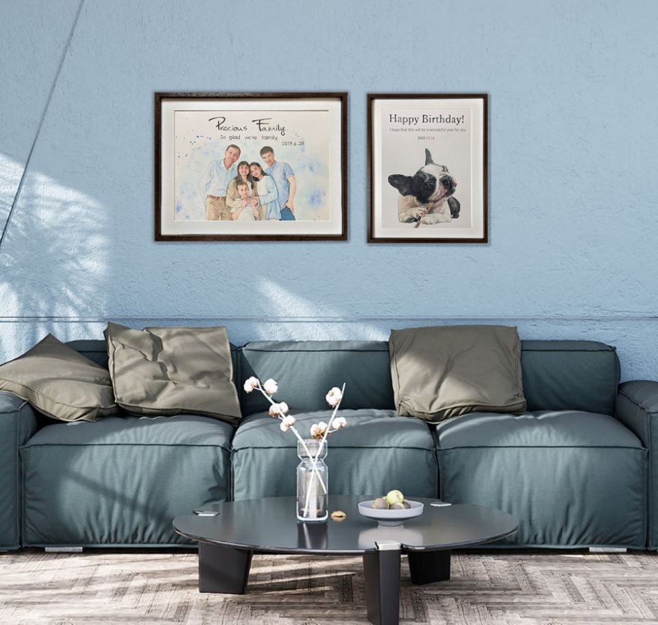 家族の記念の似顔絵展示例。お部屋の色合いに合う様に、ブルー系を背景に使った作品。その絵の隣に愛犬の似顔絵。これらがアクセントになり、お部屋をおしゃれに演出。 家族の記念の似顔絵展示例。お部屋の色合いに合う様に、ブルー系を背景に使った作品。その絵の隣に愛犬の似顔絵。これらがアクセントになり、お部屋をおしゃれに演出。