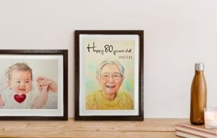 長寿祝いの似顔絵プレゼントの展示例。笑顔のおばあちゃんの幸せな雰囲気を明るい色彩で描いた似顔絵作品。 長寿祝いの似顔絵プレゼントの展示例。笑顔のおばあちゃんの幸せな雰囲気を明るい色彩で描いた似顔絵作品。