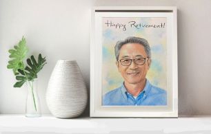 退職祝いの似顔絵プレゼント展示例。清々しいお父さんの笑顔を爽やかな色彩で描いた似顔絵作品。 退職祝いの似顔絵プレゼント展示例。清々しいお父さんの笑顔を爽やかな色彩で描いた似顔絵作品。