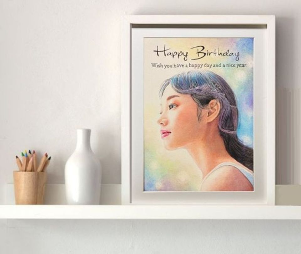 お誕生日祝いの似顔絵展示例。涼し気な女性の横顔と背景が白い壁に映える世界に一つだけの似顔絵アート作品。