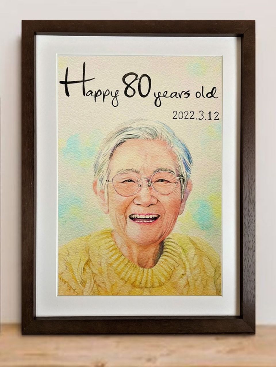 お誕生日祝いの似顔絵アップ。おばあちゃんの80歳のお祝いにテーマカラーの黄色を背景に配色した細密描写の似顔絵作品。
