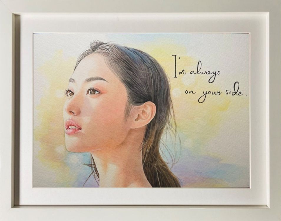 お誕生日記念の似顔絵アップ。遠くを見つめる細密描写された女性の横顔に、光の表現と水彩の美しい色合いの背景が特徴の似顔絵作品。