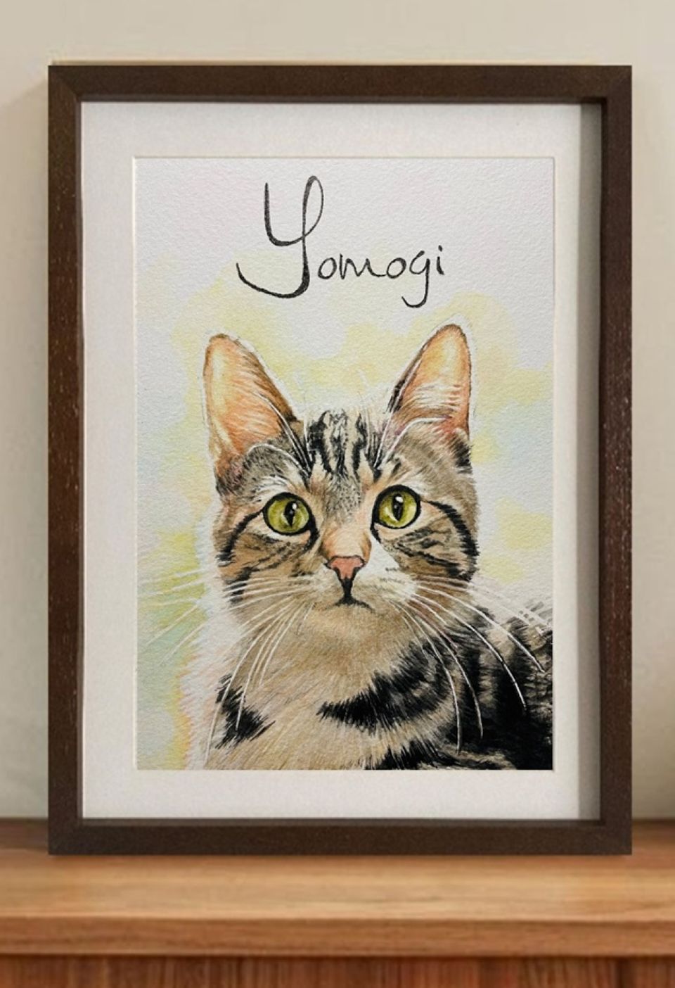 お誕生日プレゼントのペットの似顔絵アップ。逆光の光が美しく表現されたこちらを見つめる猫。毛並みも1本1本細密に描かれた似顔絵作品。