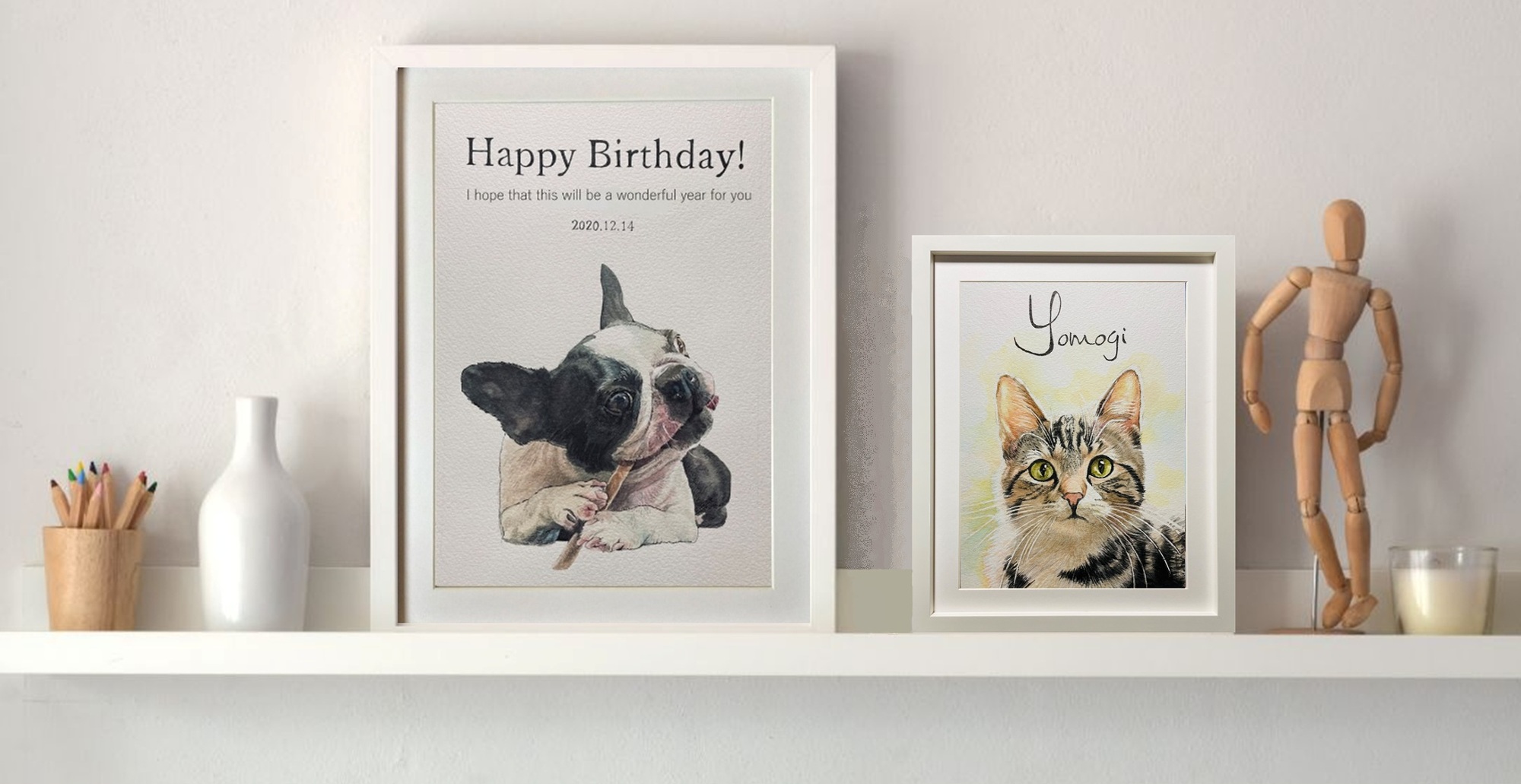 ペットの似顔絵イラスト展示例。かわいい犬と猫がそれぞれ2点、優しい色合いとシックな色合いで描かれたお部屋に映える似顔絵作品。